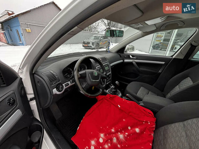 Білий Шкода Октавія, об'ємом двигуна 1.6 л та пробігом 170 тис. км за 8100 $, фото 17 на Automoto.ua