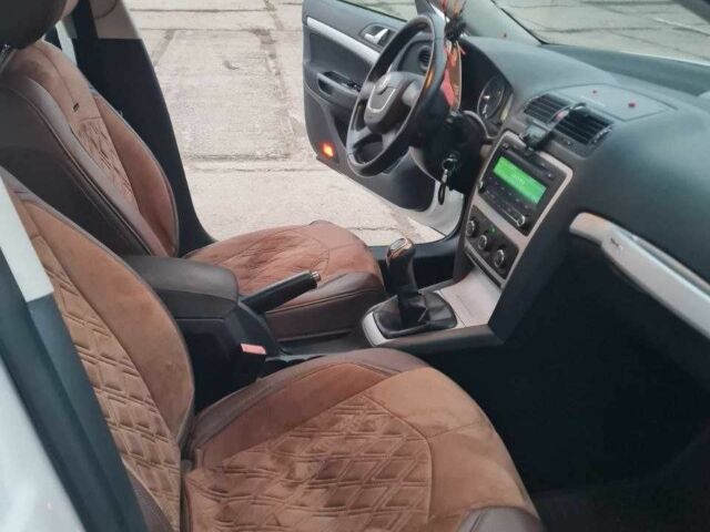 Шкода Октавія 2011 у Новом Буге на Automoto.ua Білий Шкода Октавія, об'ємом двигуна 1.8 л та пробігом 255 тис. км за 8000 $, фото 9 на Automoto.ua