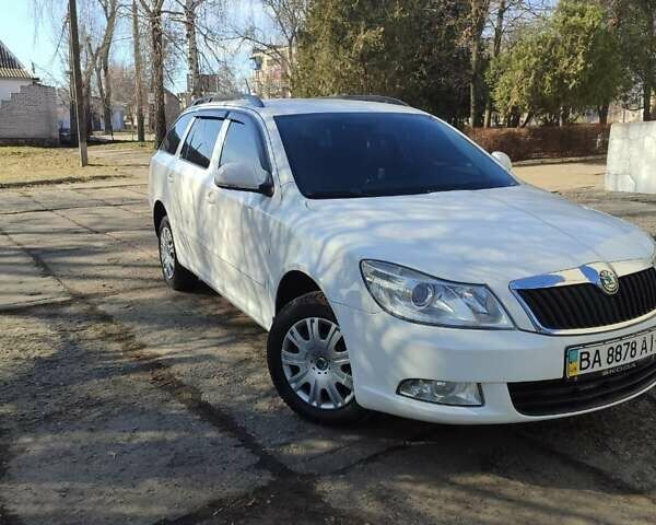Белый Шкода Октавия, объемом двигателя 1.6 л и пробегом 345 тыс. км за 8000 $, фото 2 на Automoto.ua