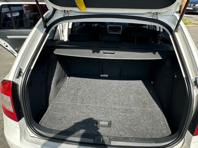 Білий Шкода Октавія, об'ємом двигуна 1.6 л та пробігом 375 тис. км за 7100 $, фото 10 на Automoto.ua