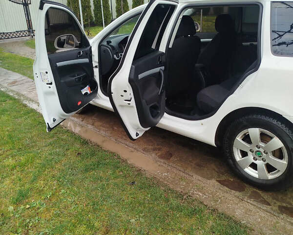 Белый Шкода Октавия, объемом двигателя 1.6 л и пробегом 300 тыс. км за 8500 $, фото 3 на Automoto.ua