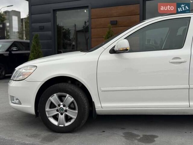 Белый Шкода Октавия, объемом двигателя 1.8 л и пробегом 208 тыс. км за 8700 $, фото 3 на Automoto.ua