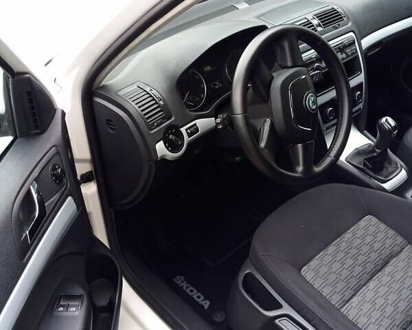 Белый Шкода Октавия, объемом двигателя 1.8 л и пробегом 159 тыс. км за 8500 $, фото 12 на Automoto.ua
