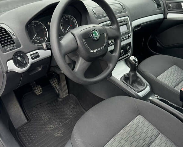 Білий Шкода Октавія, об'ємом двигуна 1.6 л та пробігом 183 тис. км за 7400 $, фото 22 на Automoto.ua