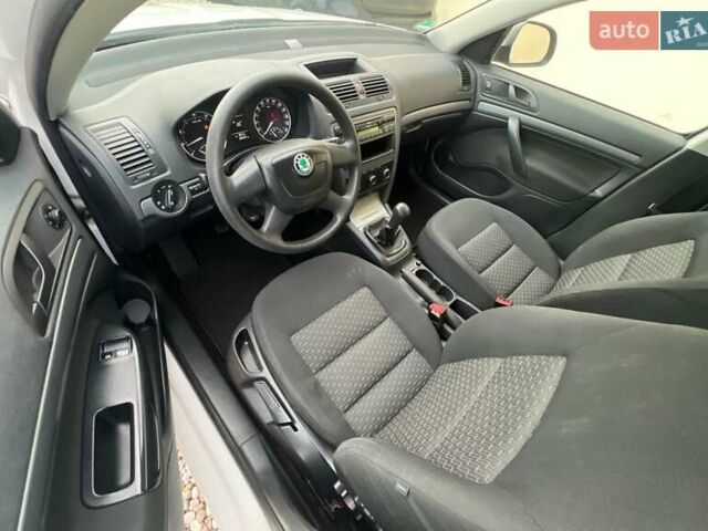 Белый Шкода Октавия, объемом двигателя 1.6 л и пробегом 209 тыс. км за 5700 $, фото 7 на Automoto.ua