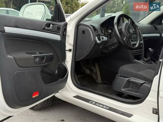 Белый Шкода Октавия, объемом двигателя 1.8 л и пробегом 208 тыс. км за 8700 $, фото 11 на Automoto.ua