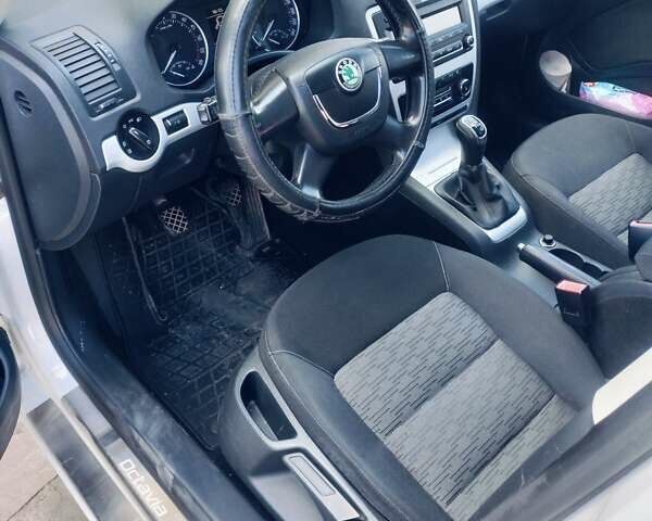 Белый Шкода Октавия, объемом двигателя 1.97 л и пробегом 353 тыс. км за 7500 $, фото 3 на Automoto.ua
