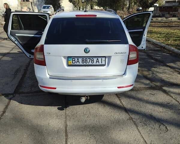 Белый Шкода Октавия, объемом двигателя 1.6 л и пробегом 345 тыс. км за 8000 $, фото 3 на Automoto.ua
