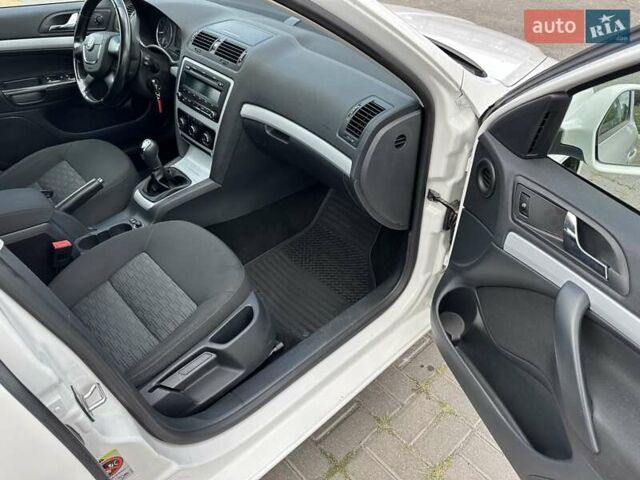 Белый Шкода Октавия, объемом двигателя 1.6 л и пробегом 220 тыс. км за 7900 $, фото 16 на Automoto.ua