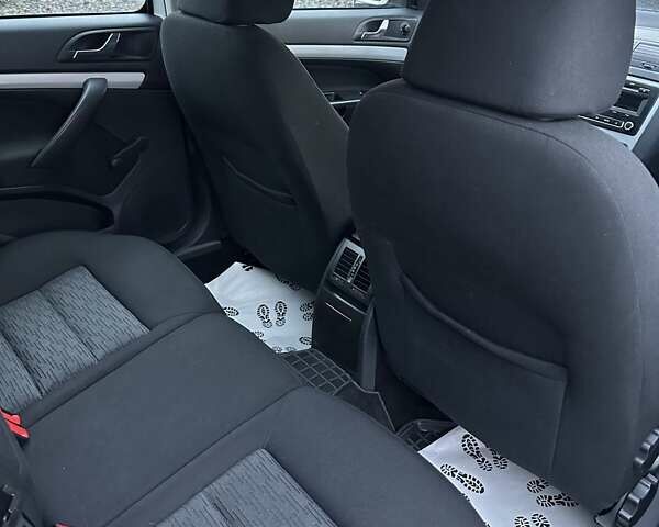 Білий Шкода Октавія, об'ємом двигуна 1.6 л та пробігом 244 тис. км за 7800 $, фото 17 на Automoto.ua