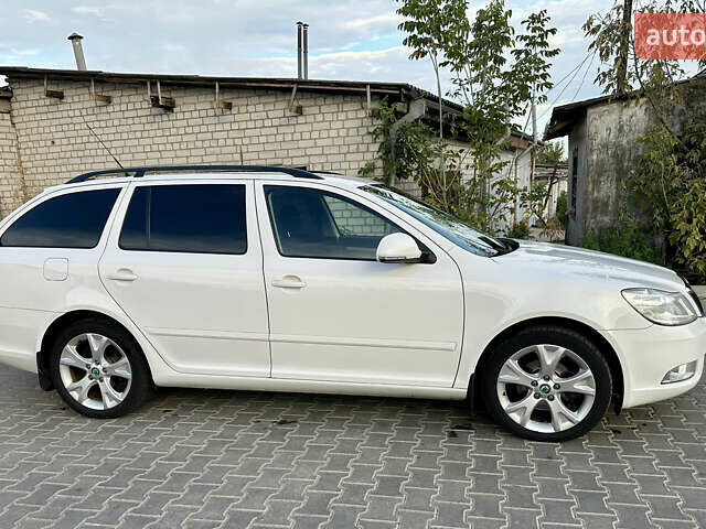 Белый Шкода Октавия, объемом двигателя 1.6 л и пробегом 235 тыс. км за 8000 $, фото 1 на Automoto.ua