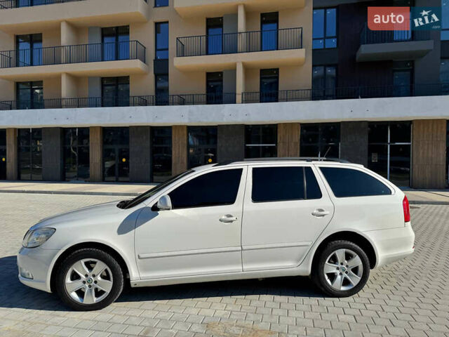 Шкода Октавия 2011 в Ужгороде на Automoto.ua Белый Шкода Октавия, объемом двигателя 1.97 л и пробегом 278 тыс. км за 8500 $, фото 4 на Automoto.ua