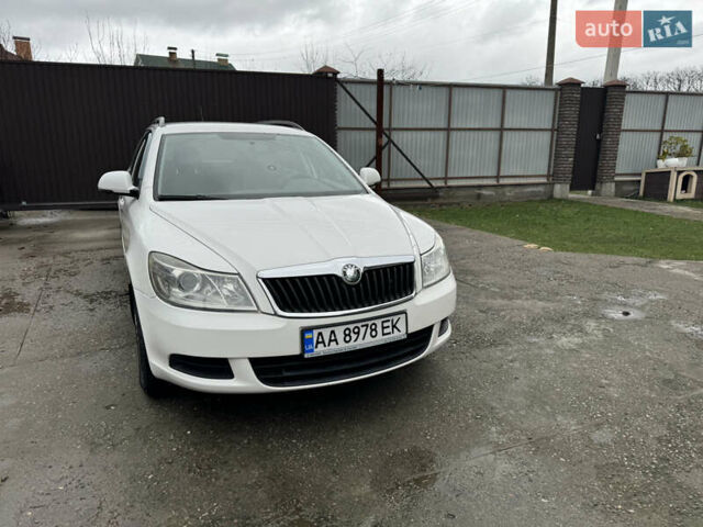 Білий Шкода Октавія, об'ємом двигуна 1.6 л та пробігом 183 тис. км за 7400 $, фото 17 на Automoto.ua