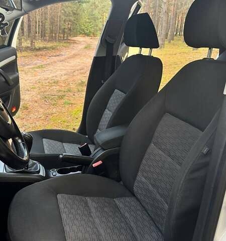 Шкода Октавия 2011 в Сарнах на Automoto.ua Белый Шкода Октавия, объемом двигателя 1.6 л и пробегом 336 тыс. км за 7400 $, фото 9 на Automoto.ua