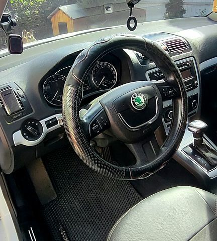 Белый Шкода Октавия, объемом двигателя 1.6 л и пробегом 204 тыс. км за 8600 $, фото 5 на Automoto.ua