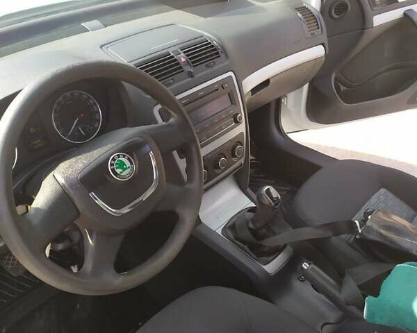Білий Шкода Октавія, об'ємом двигуна 1.6 л та пробігом 220 тис. км за 7600 $, фото 2 на Automoto.ua