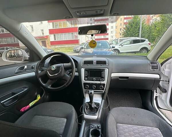 Белый Шкода Октавия, объемом двигателя 1.8 л и пробегом 240 тыс. км за 9000 $, фото 1 на Automoto.ua