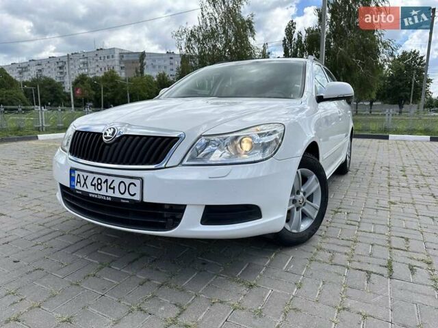 Белый Шкода Октавия, объемом двигателя 1.6 л и пробегом 220 тыс. км за 7900 $, фото 1 на Automoto.ua