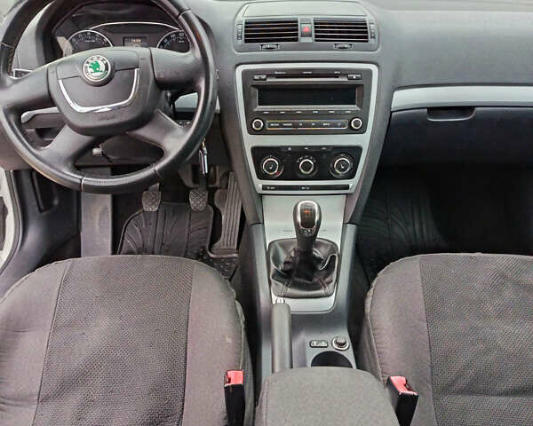 Белый Шкода Октавия, объемом двигателя 1.97 л и пробегом 245 тыс. км за 8000 $, фото 8 на Automoto.ua