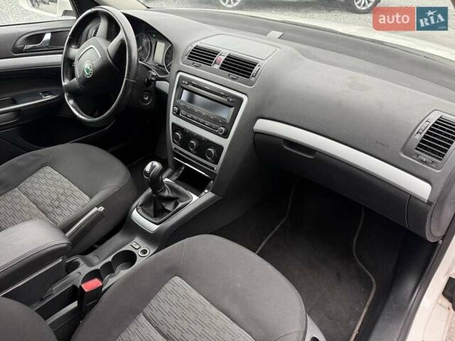 Белый Шкода Октавия, объемом двигателя 1.8 л и пробегом 208 тыс. км за 8700 $, фото 36 на Automoto.ua