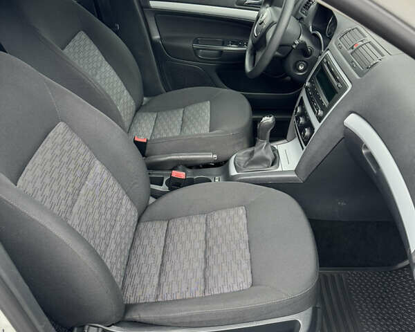 Білий Шкода Октавія, об'ємом двигуна 1.6 л та пробігом 183 тис. км за 7400 $, фото 28 на Automoto.ua