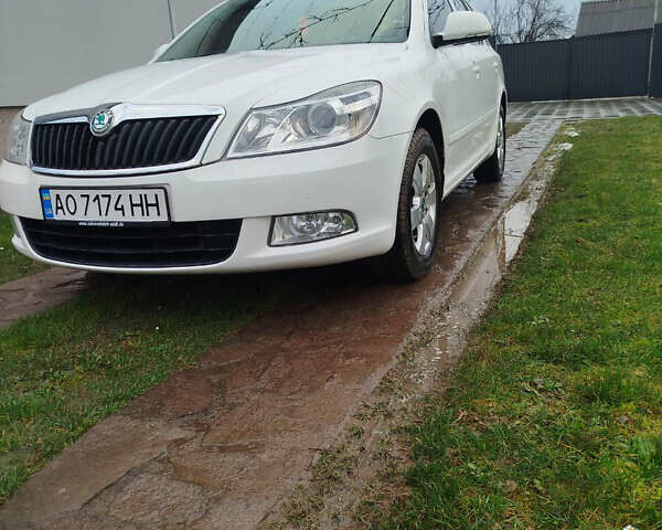 Белый Шкода Октавия, объемом двигателя 1.6 л и пробегом 300 тыс. км за 8500 $, фото 4 на Automoto.ua