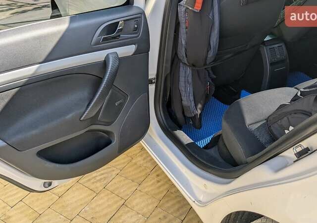 Белый Шкода Октавия, объемом двигателя 2 л и пробегом 230 тыс. км за 10550 $, фото 9 на Automoto.ua