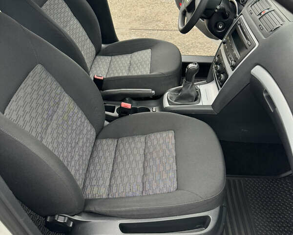 Білий Шкода Октавія, об'ємом двигуна 1.6 л та пробігом 183 тис. км за 7400 $, фото 26 на Automoto.ua