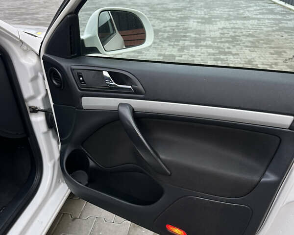 Белый Шкода Октавия, объемом двигателя 1.97 л и пробегом 286 тыс. км за 7999 $, фото 11 на Automoto.ua