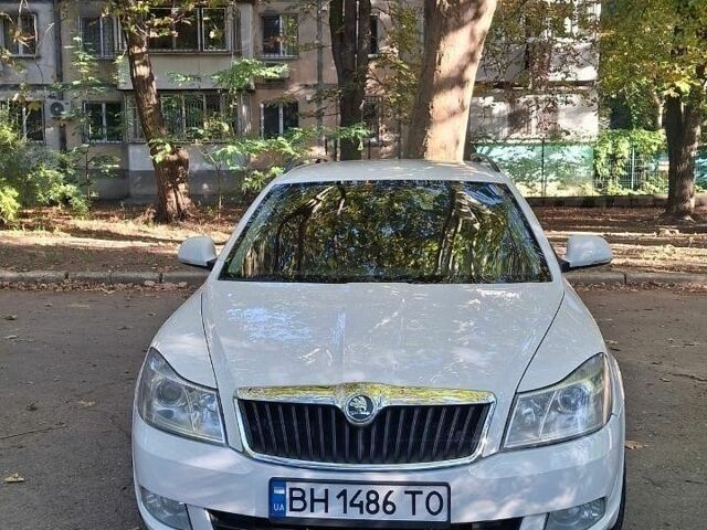 Белый Шкода Октавия, объемом двигателя 1.6 л и пробегом 217 тыс. км за 8800 $, фото 2 на Automoto.ua