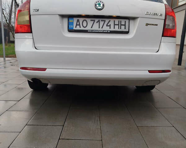 Белый Шкода Октавия, объемом двигателя 1.6 л и пробегом 300 тыс. км за 8500 $, фото 1 на Automoto.ua