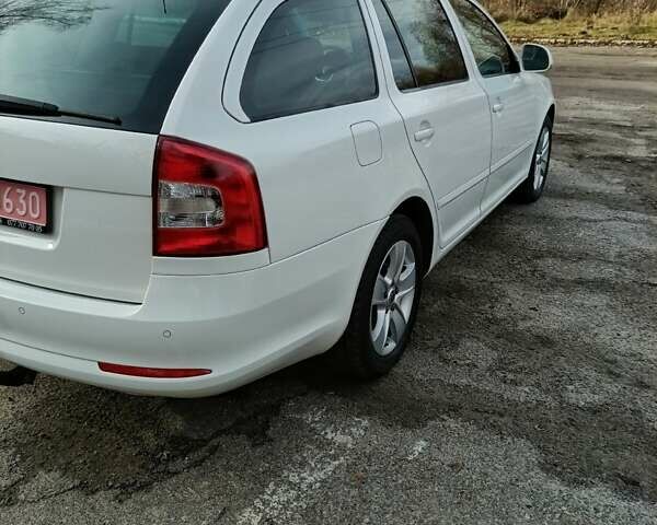 Белый Шкода Октавия, объемом двигателя 1.8 л и пробегом 173 тыс. км за 8950 $, фото 4 на Automoto.ua