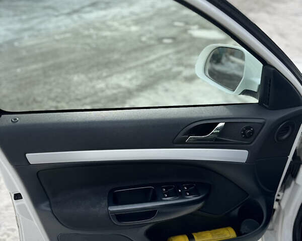 Белый Шкода Октавия, объемом двигателя 1.6 л и пробегом 185 тыс. км за 7600 $, фото 8 на Automoto.ua