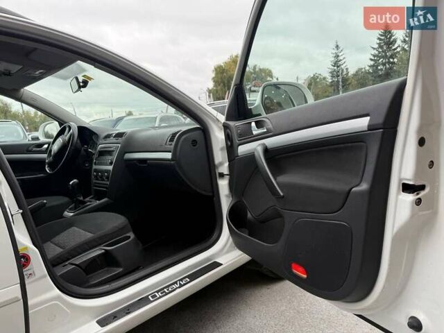 Белый Шкода Октавия, объемом двигателя 1.8 л и пробегом 208 тыс. км за 8700 $, фото 33 на Automoto.ua