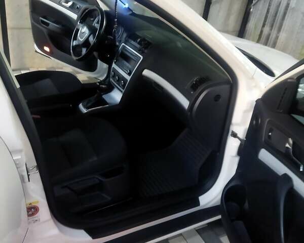 Білий Шкода Октавія, об'ємом двигуна 1.6 л та пробігом 206 тис. км за 8500 $, фото 19 на Automoto.ua