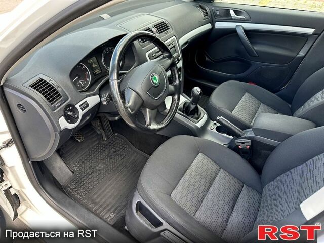 Белый Шкода Октавия, объемом двигателя 1.6 л и пробегом 220 тыс. км за 7900 $, фото 4 на Automoto.ua