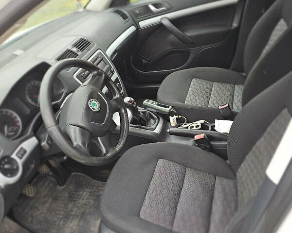 Белый Шкода Октавия, объемом двигателя 1.6 л и пробегом 380 тыс. км за 7500 $, фото 8 на Automoto.ua