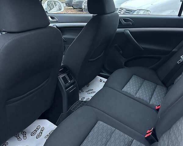 Білий Шкода Октавія, об'ємом двигуна 1.6 л та пробігом 244 тис. км за 7800 $, фото 7 на Automoto.ua