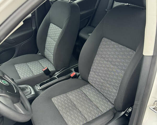 Білий Шкода Октавія, об'ємом двигуна 1.6 л та пробігом 183 тис. км за 7400 $, фото 20 на Automoto.ua