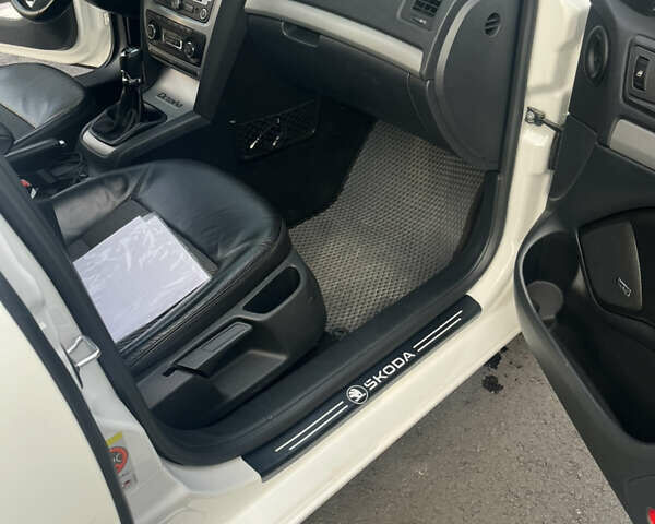 Шкода Октавія 2011 у Чернігові на Automoto.ua Білий Шкода Октавія, об'ємом двигуна 1.99 л та пробігом 283 тис. км за 10000 $, фото 13 на Automoto.ua