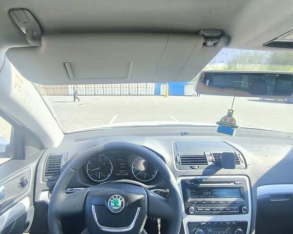 Білий Шкода Октавія, об'ємом двигуна 1.39 л та пробігом 250 тис. км за 7500 $, фото 36 на Automoto.ua