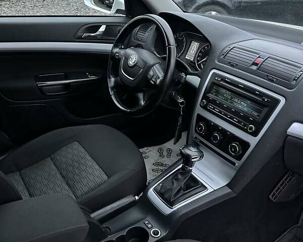 Білий Шкода Октавія, об'ємом двигуна 1.6 л та пробігом 244 тис. км за 7800 $, фото 18 на Automoto.ua