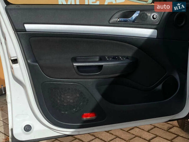 Белый Шкода Октавия, объемом двигателя 1.6 л и пробегом 238 тыс. км за 8200 $, фото 21 на Automoto.ua