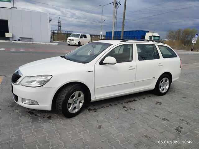Белый Шкода Октавия, объемом двигателя 1.6 л и пробегом 300 тыс. км за 6029 $, фото 2 на Automoto.ua