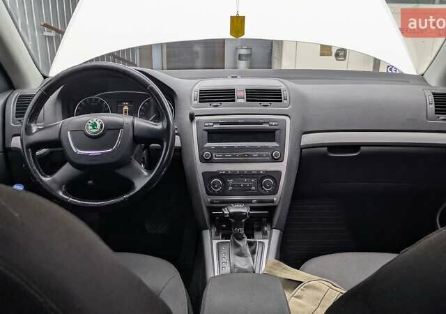 Белый Шкода Октавия, объемом двигателя 1.97 л и пробегом 275 тыс. км за 10200 $, фото 23 на Automoto.ua