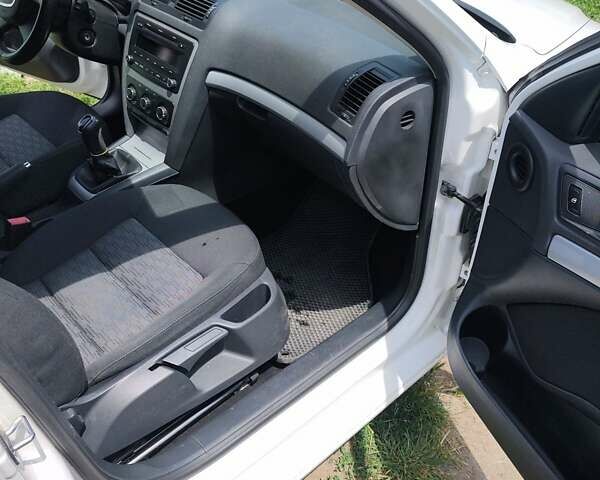 Белый Шкода Октавия, объемом двигателя 1.8 л и пробегом 245 тыс. км за 6700 $, фото 7 на Automoto.ua