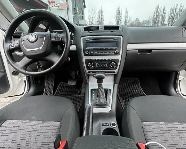 Білий Шкода Октавія, об'ємом двигуна 2 л та пробігом 362 тис. км за 8888 $, фото 19 на Automoto.ua