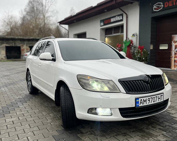 Білий Шкода Октавія, об'ємом двигуна 2 л та пробігом 362 тис. км за 8888 $, фото 4 на Automoto.ua