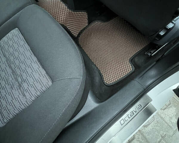 Белый Шкода Октавия, объемом двигателя 1.6 л и пробегом 245 тыс. км за 8200 $, фото 35 на Automoto.ua