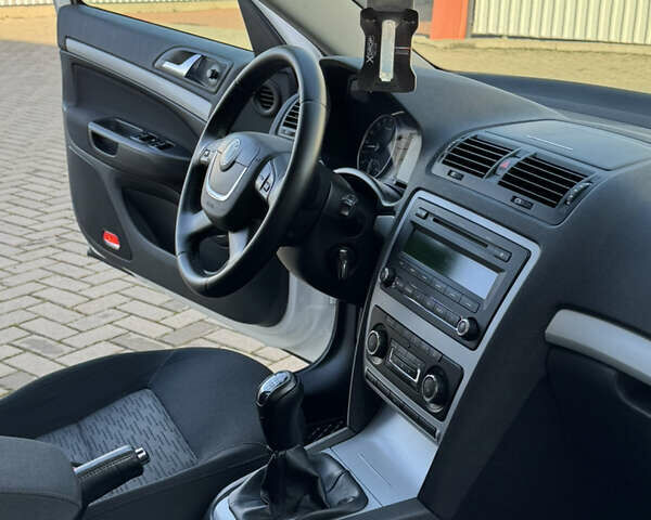 Белый Шкода Октавия, объемом двигателя 1.97 л и пробегом 256 тыс. км за 8550 $, фото 33 на Automoto.ua